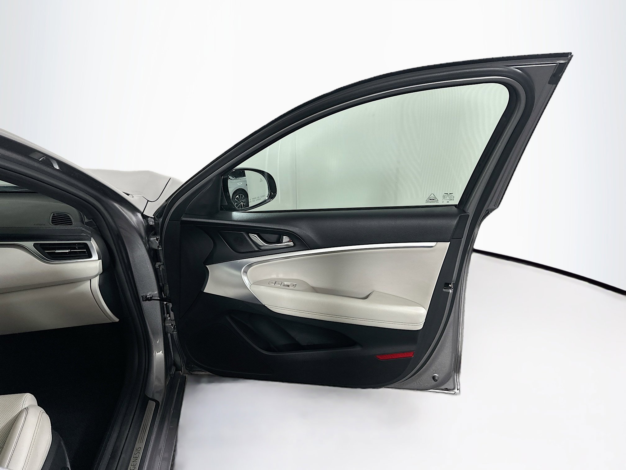 Used 2025 Genesis G70 2.5T image 33