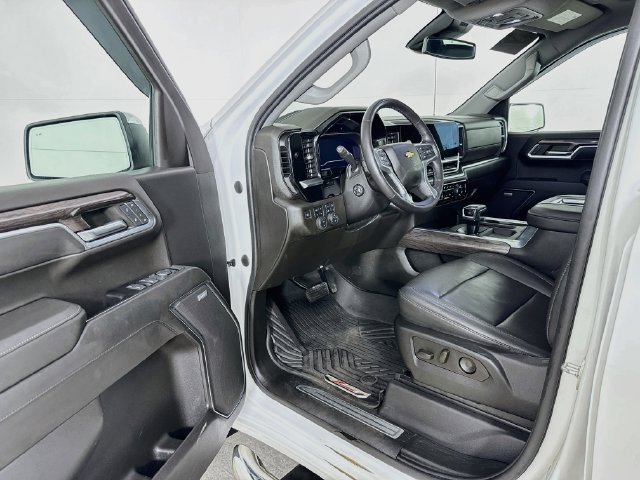 Used 2022 Chevrolet Silverado 1500 LTZ AWD/4WD image 3