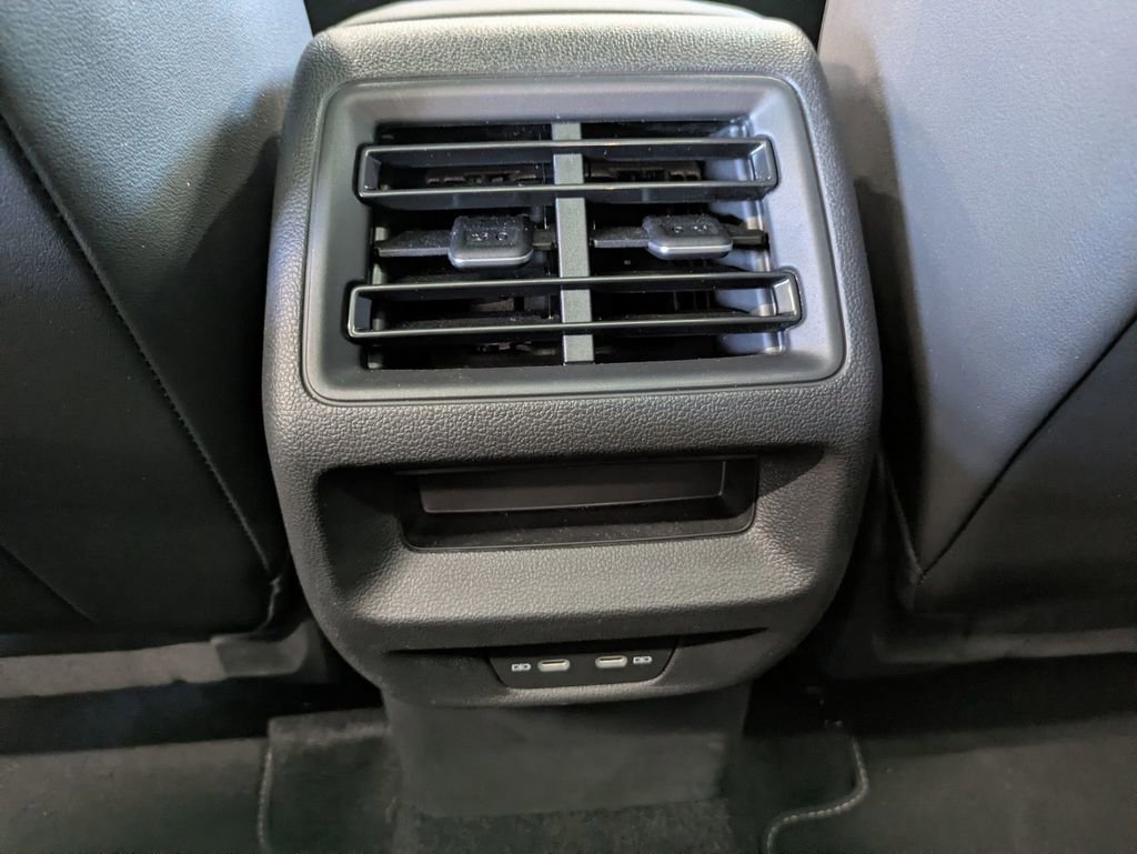 Used 2025 Volkswagen Tiguan SE w/ Panoramic Sunroof Package AWD/4WD image 32