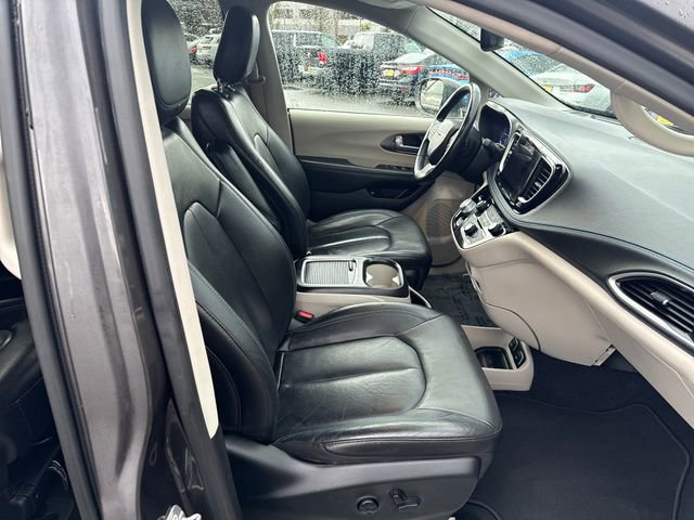 Used 2021 Chrysler Pacifica Touring-L image 11
