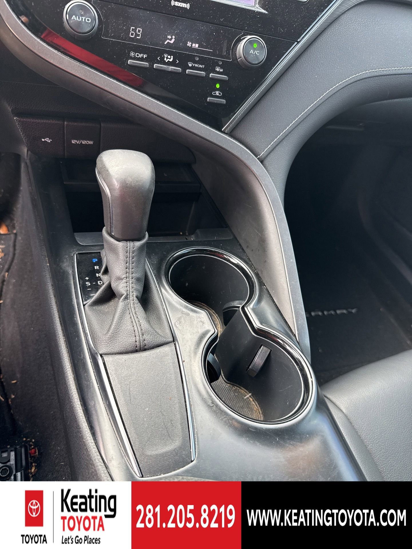 Used 2020 Toyota Camry SE w/ Convenience Package FWD image 18