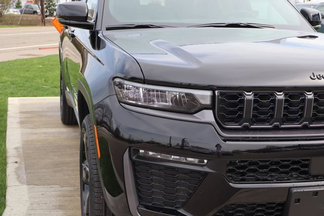 New 2026 Jeep Grand Cherokee L Limited w/ Limited Altitude Package AWD/4WD image 4