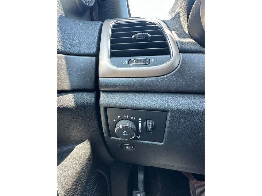 Used 2016 Jeep Grand Cherokee Laredo AWD/4WD image 30