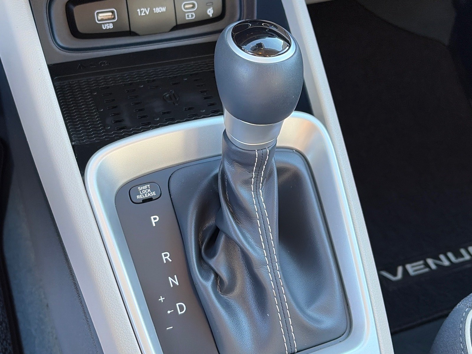 Used 2025 Hyundai Venue Limited FWD image 13