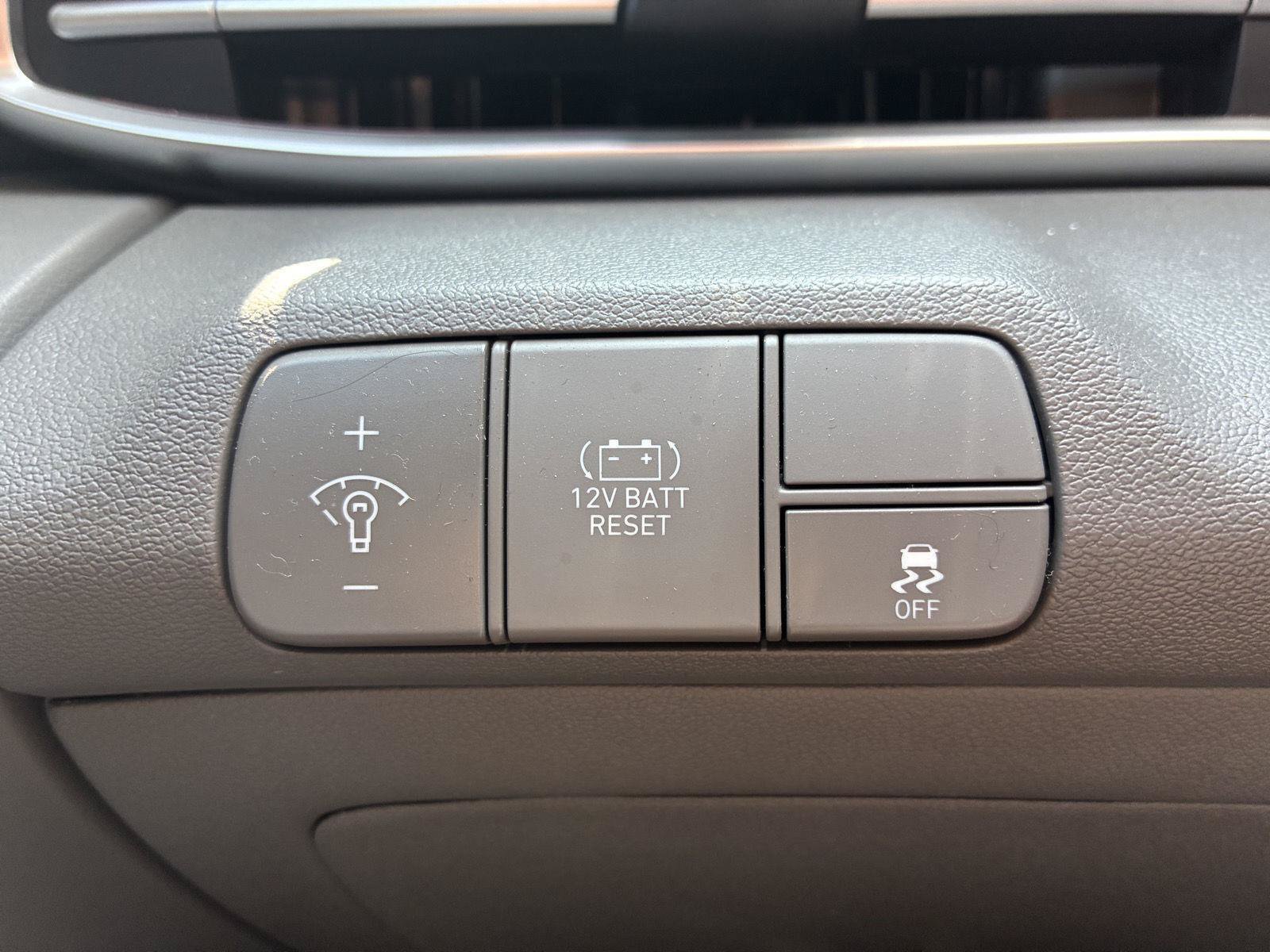Used 2025 Hyundai Elantra SEL FWD image 17