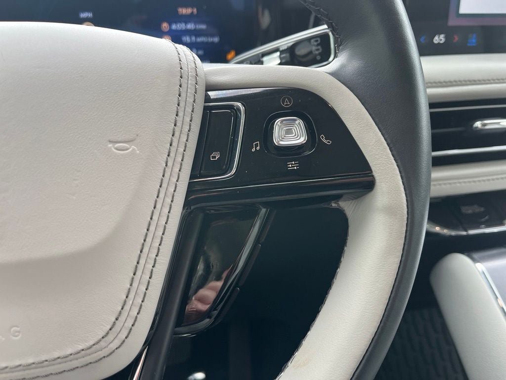Certified 2025 Lincoln Aviator AWD image 26