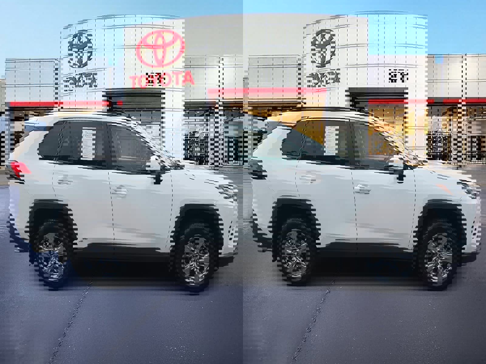 Used 2024 Toyota RAV4 XLE w/ Convenience Package image 4