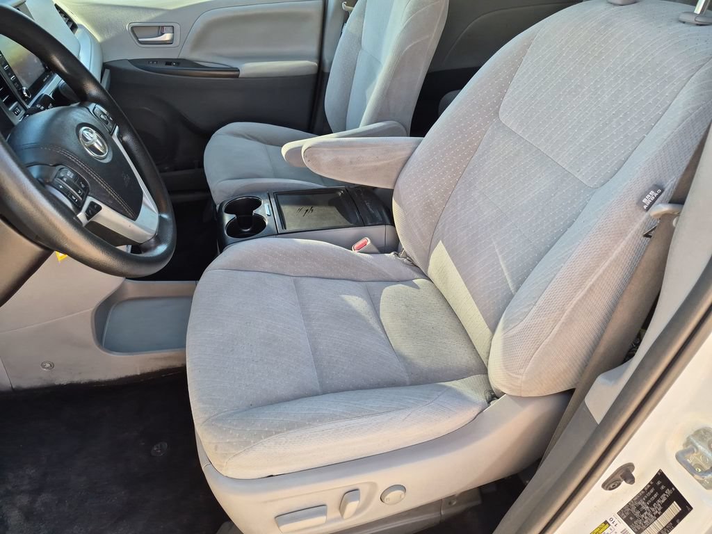 Used 2018 Toyota Sienna LE w/ Carpet Mat Package FWD image 14