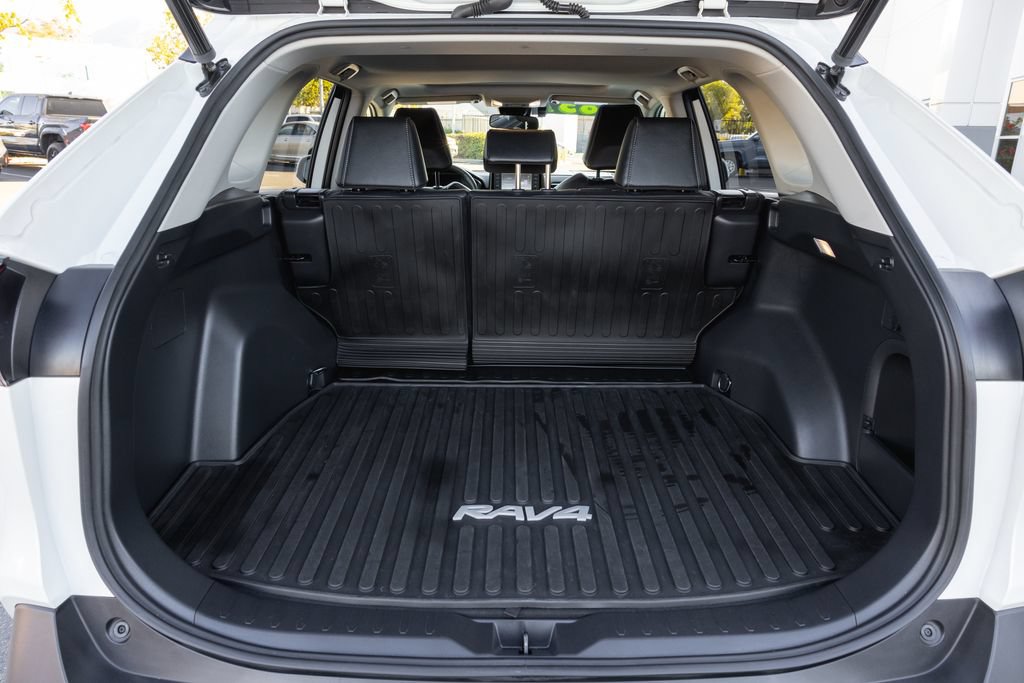 Used 2022 Toyota RAV4 XLE Premium AWD/4WD image 8