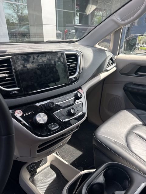 Used 2024 Chrysler Pacifica Touring-L image 10
