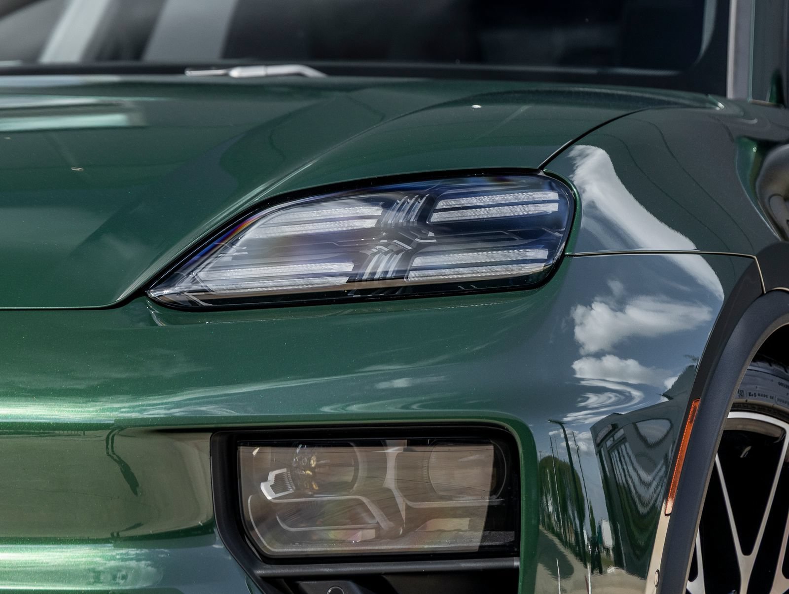 Certified 2025 Porsche Macan Electric RWD image 16