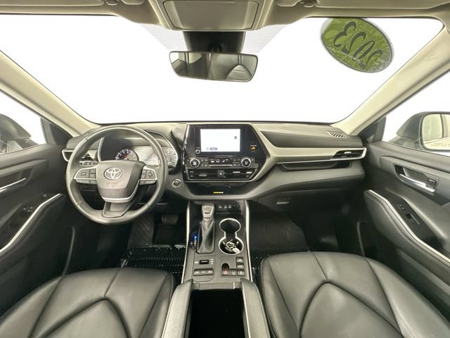 Used 2023 Toyota Highlander XLE AWD/4WD image 3