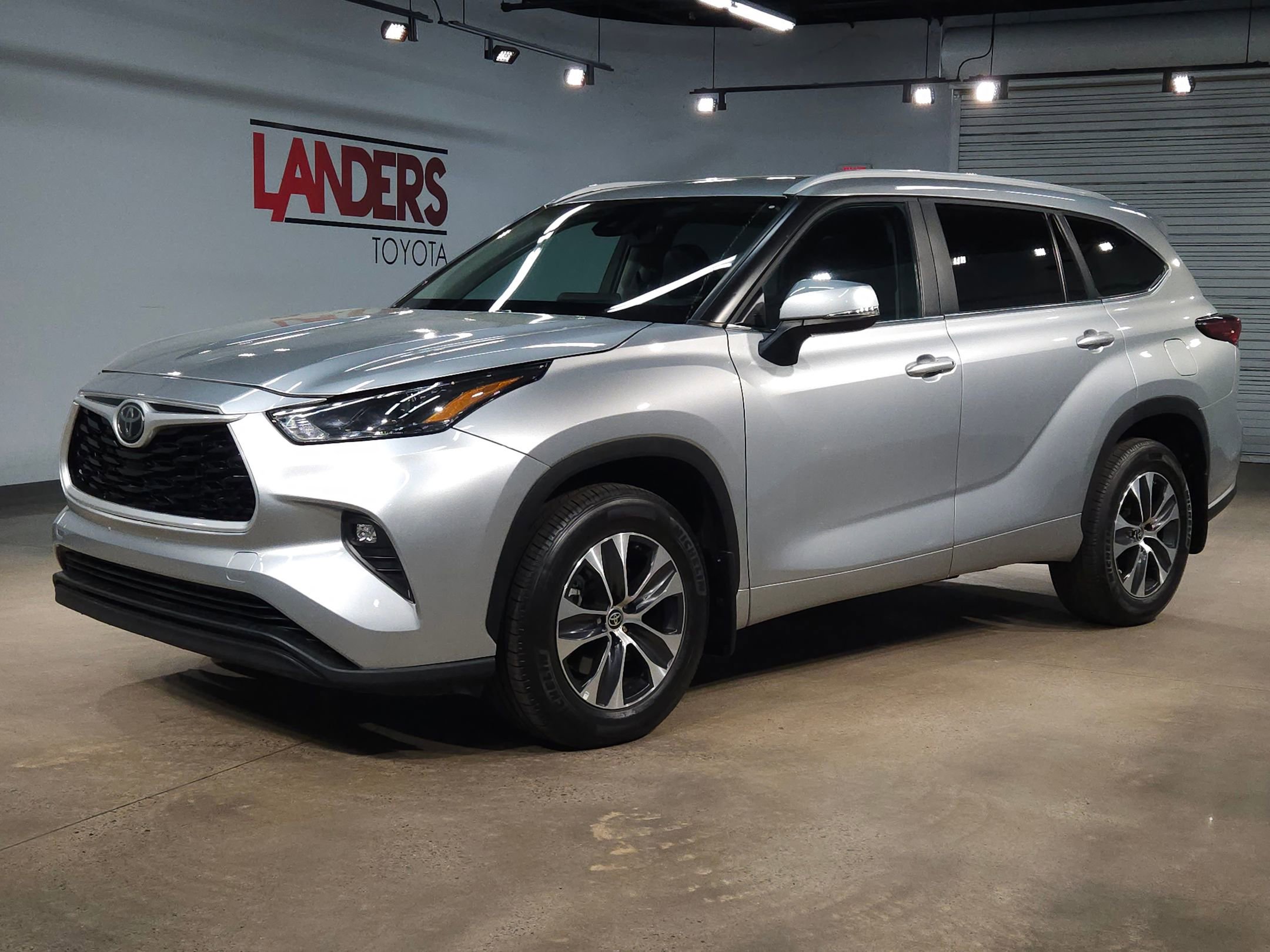 Certified 2025 Toyota Highlander XLE AWD/4WD image 3