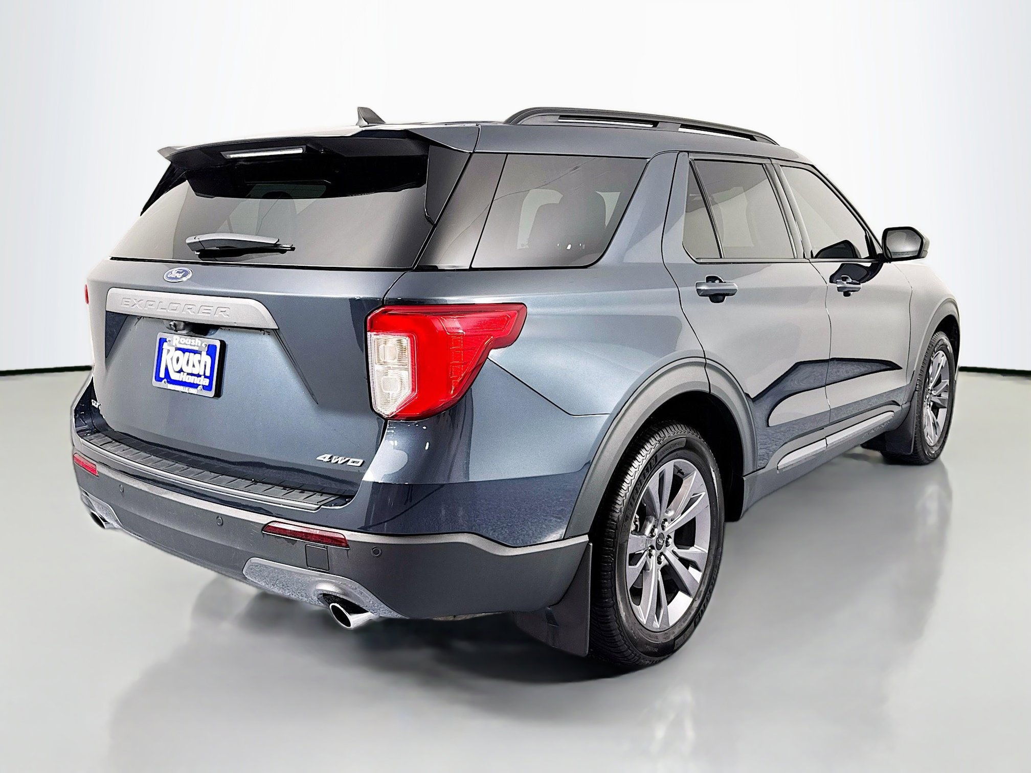 Used 2022 Ford Explorer XLT w/ Equipment Group 202A image 5