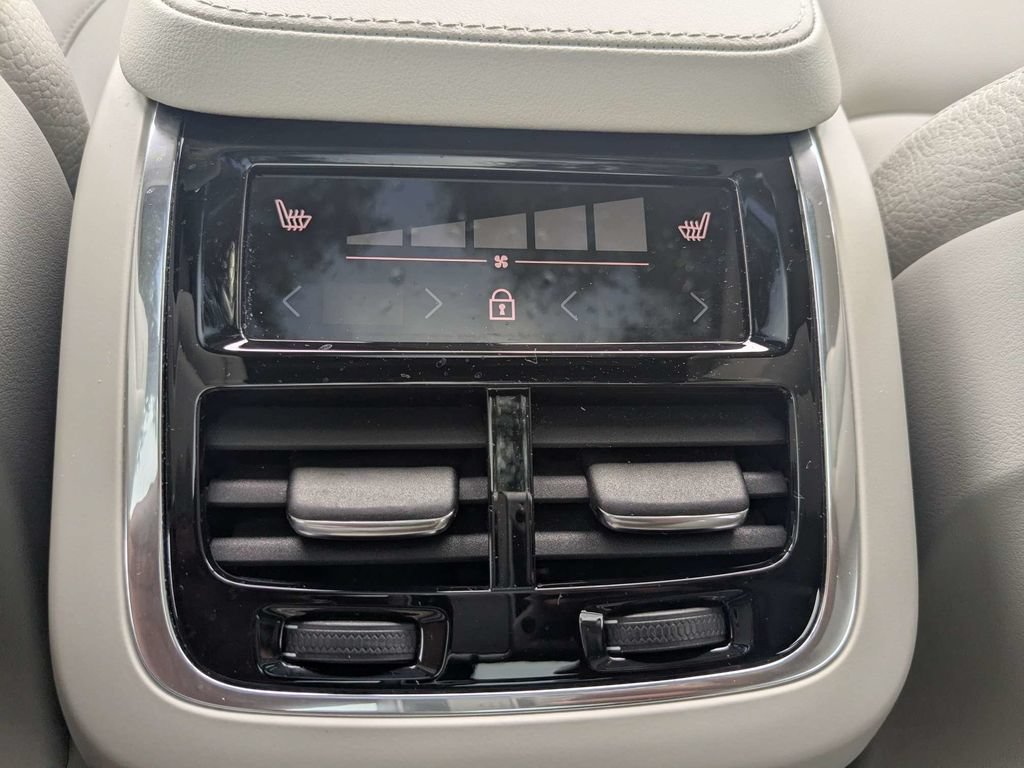 Certified 2023 Volvo XC90 T8 Plus AWD/4WD image 22
