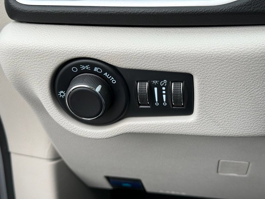 Used 2024 Chrysler Voyager LX FWD image 21