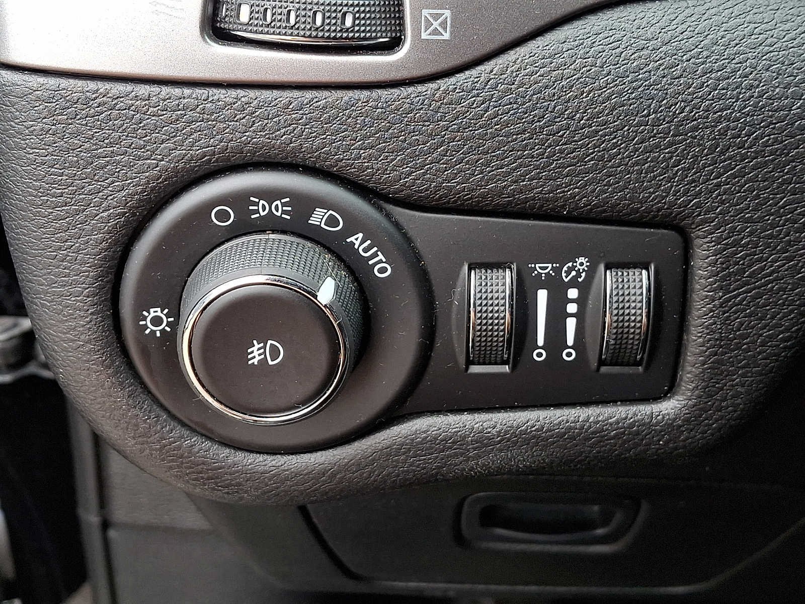 Used 2019 Jeep Cherokee Latitude Plus AWD/4WD image 26