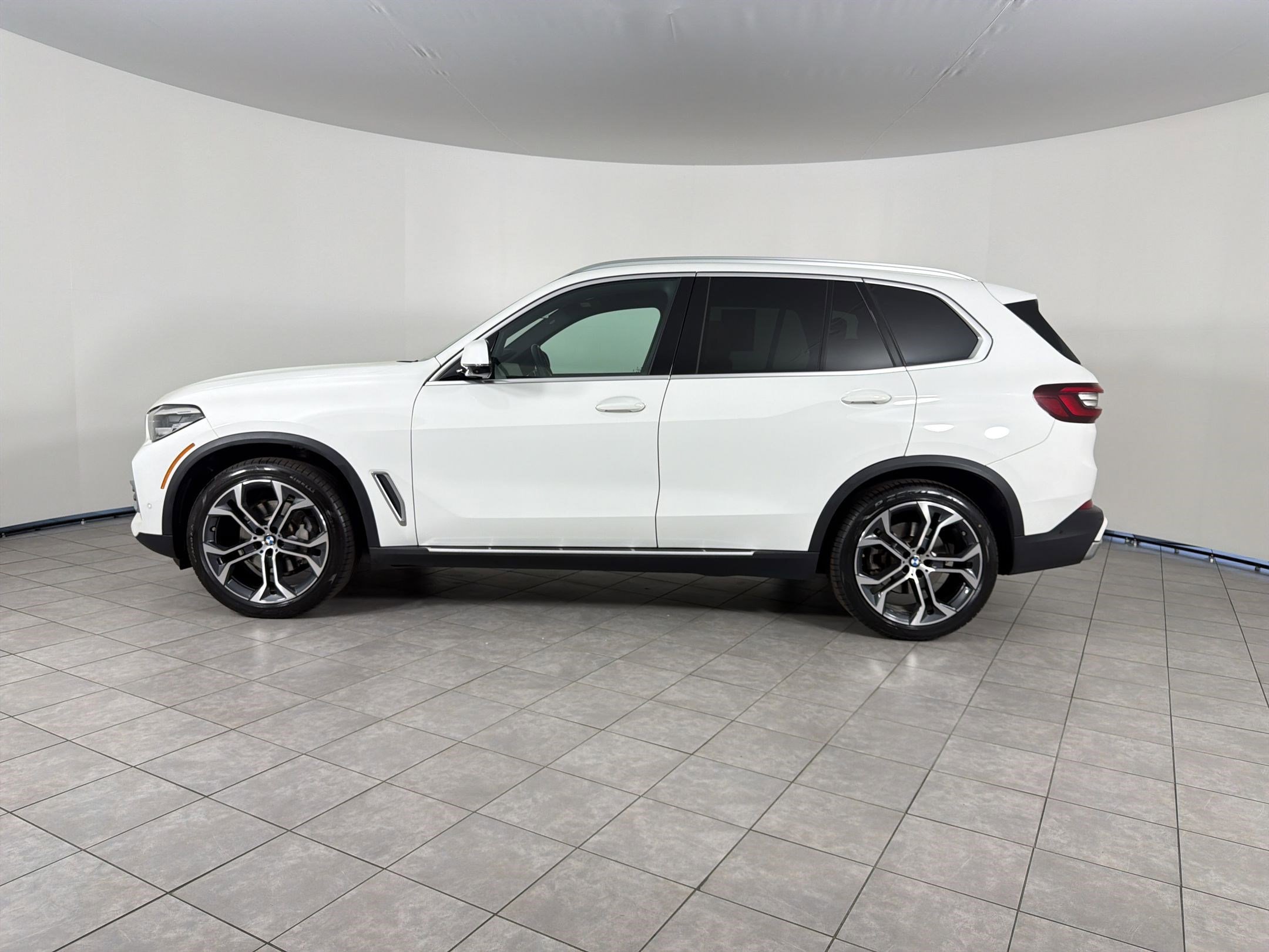 Certified 2023 BMW X5 sDrive40i w/ Parking Assistance Package image 2
