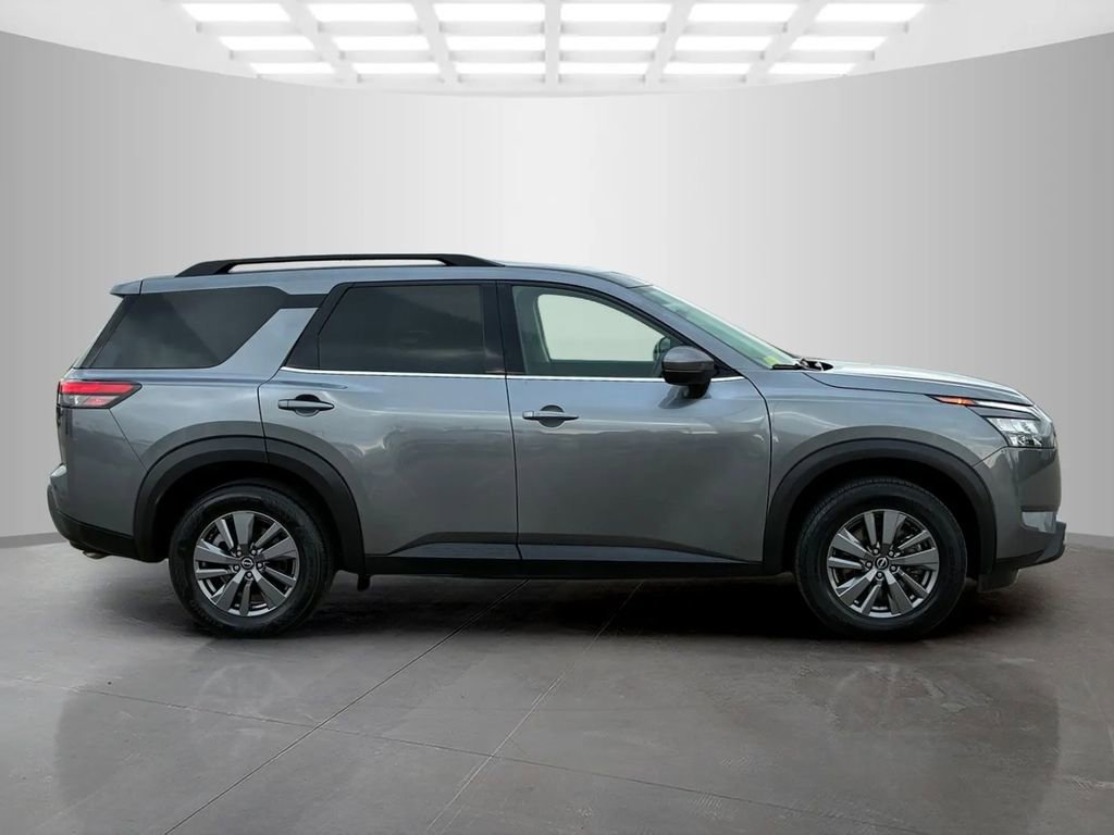 Used 2025 Nissan Pathfinder SV image 4