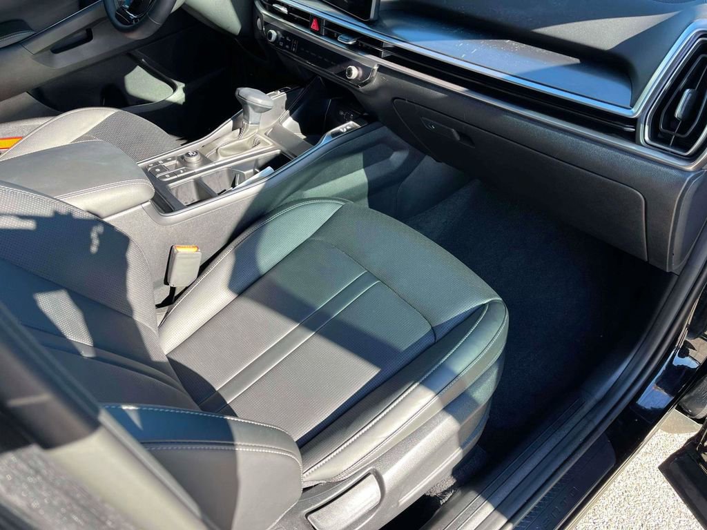 Certified 2025 Kia Sorento S w/ Panoramic Sunroof Package image 12
