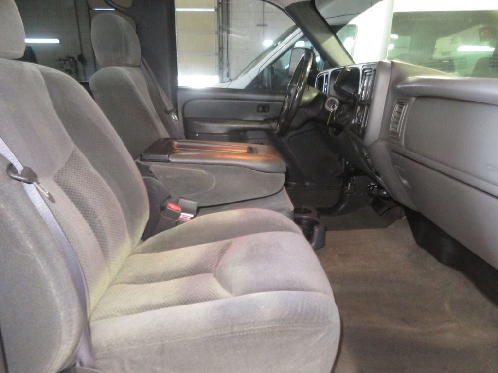 Used 2004 Chevrolet Silverado 2500 LS w/ Skid Plate Package AWD/4WD image 32