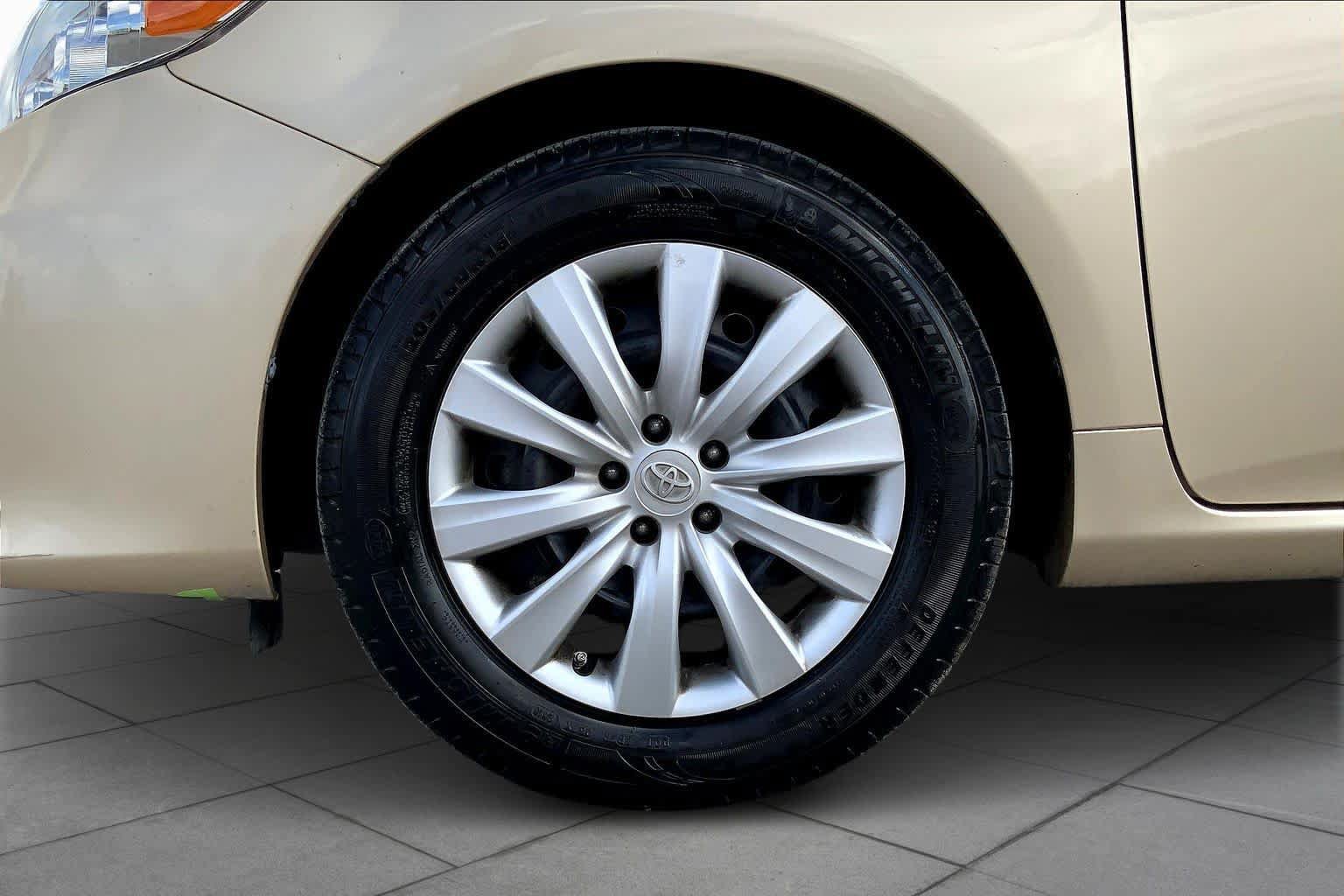 Used 2013 Toyota Corolla LE FWD image 11