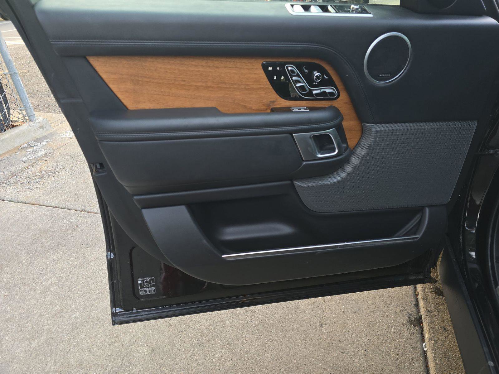 Used 2022 Land Rover Range Rover Autobiography image 8