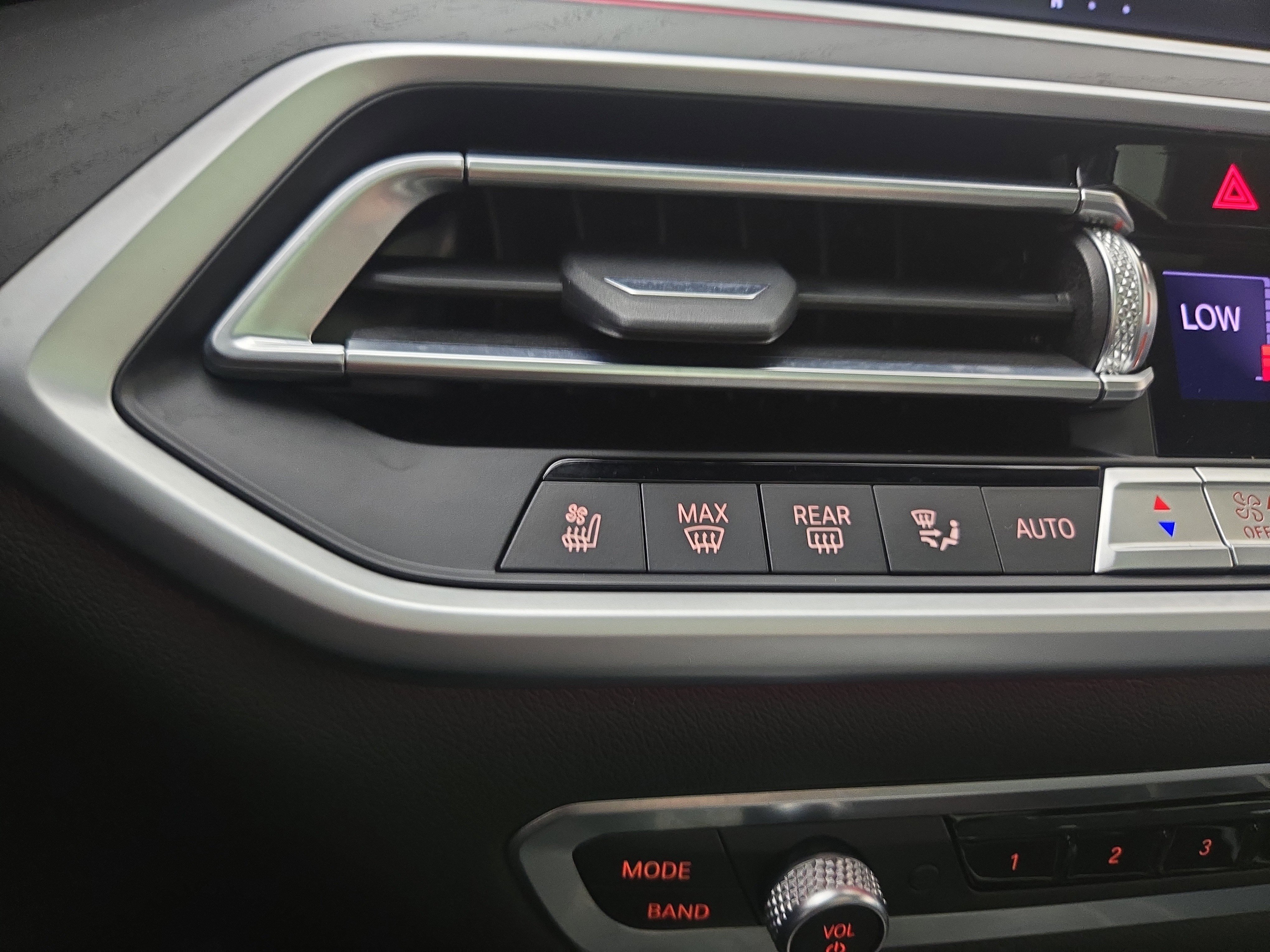 Used 2022 BMW X7 xDrive40i w/ M Sport Package image 28