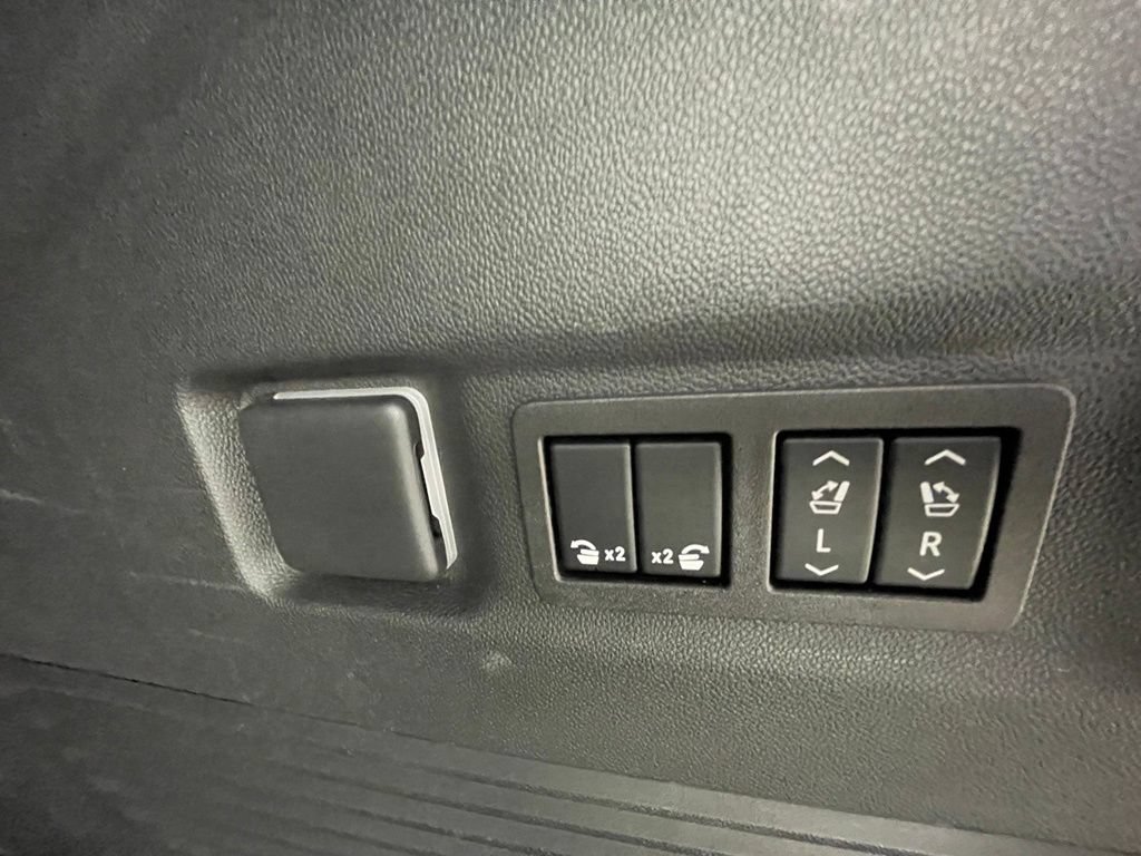 Used 2023 Chevrolet Suburban High Country AWD/4WD image 8