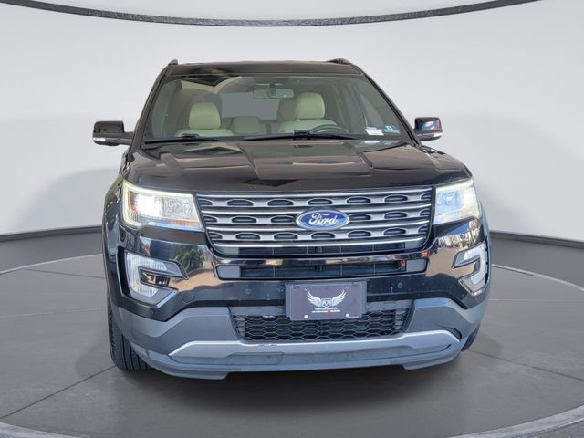 Used 2017 Ford Explorer XLT w/ Equipment Group 202A AWD/4WD image 2