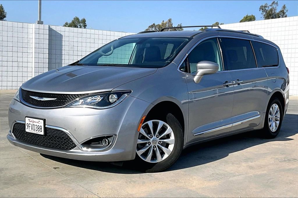 Used 2018 Chrysler Pacifica Touring-L image 2