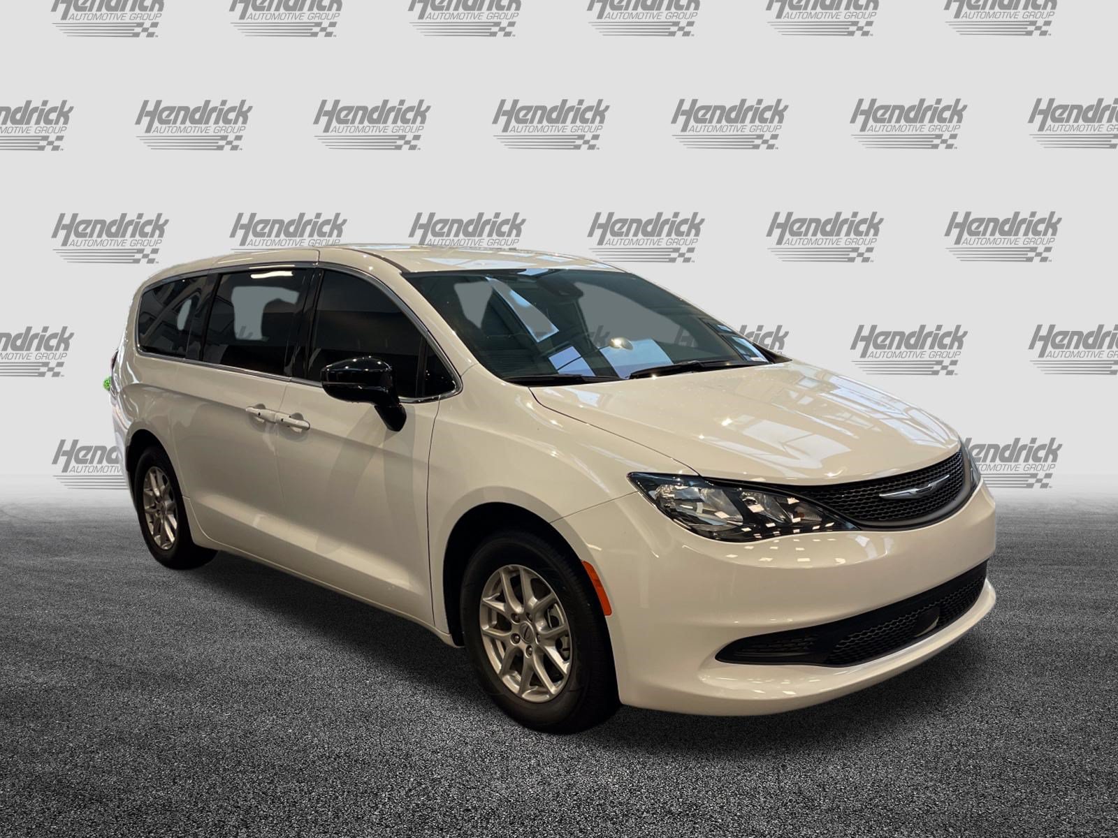 Used 2025 Chrysler Voyager LX FWD image 2