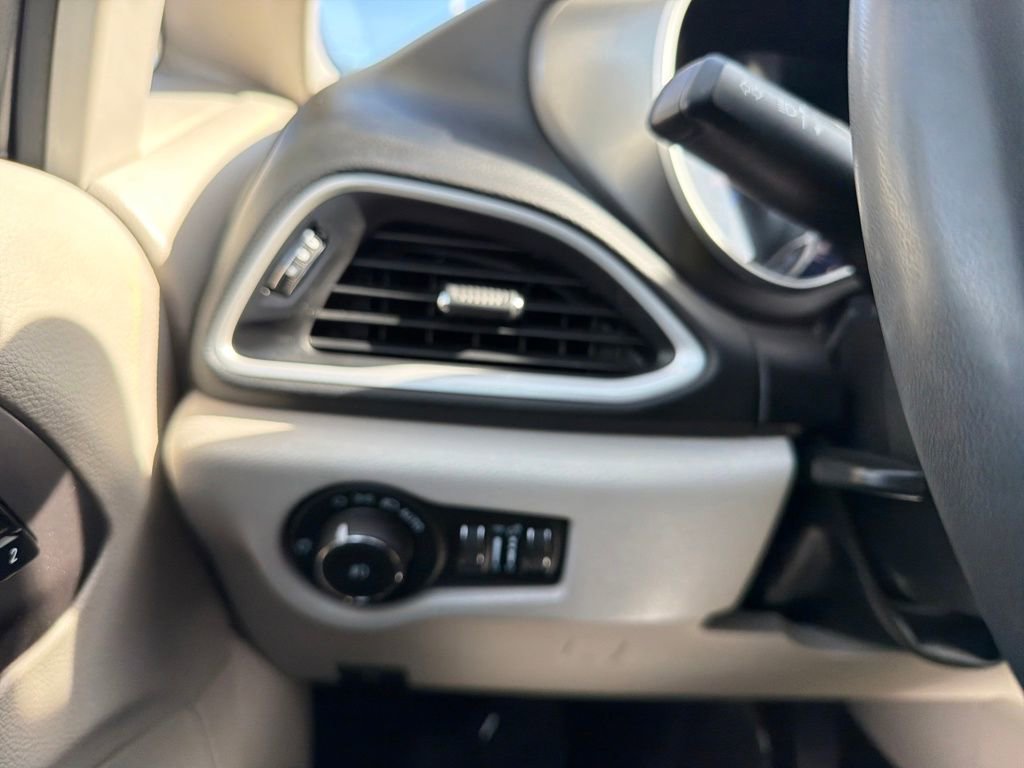 Used 2023 Chrysler Pacifica Touring-L image 22