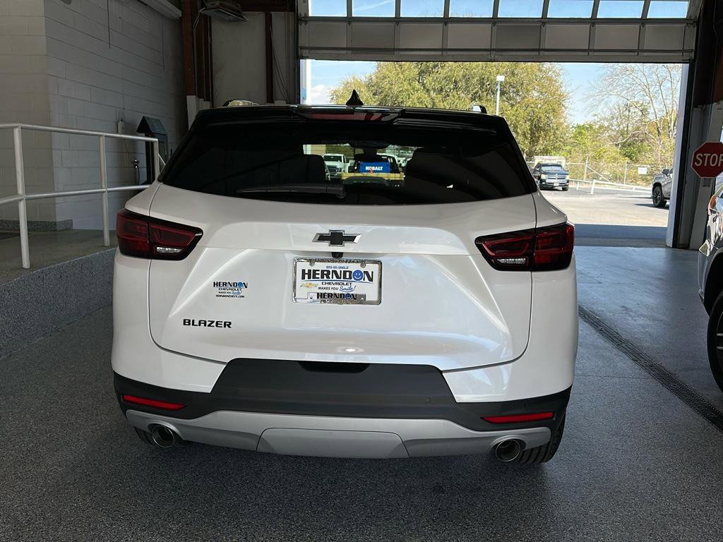New 2025 Chevrolet Blazer LT w/ Midnight/Sport Edition FWD image 38