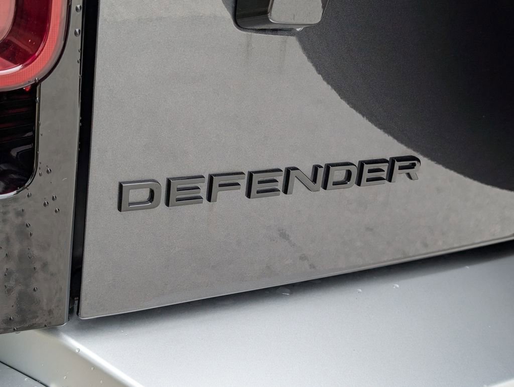 Used 2024 Land Rover Defender 130 S image 39