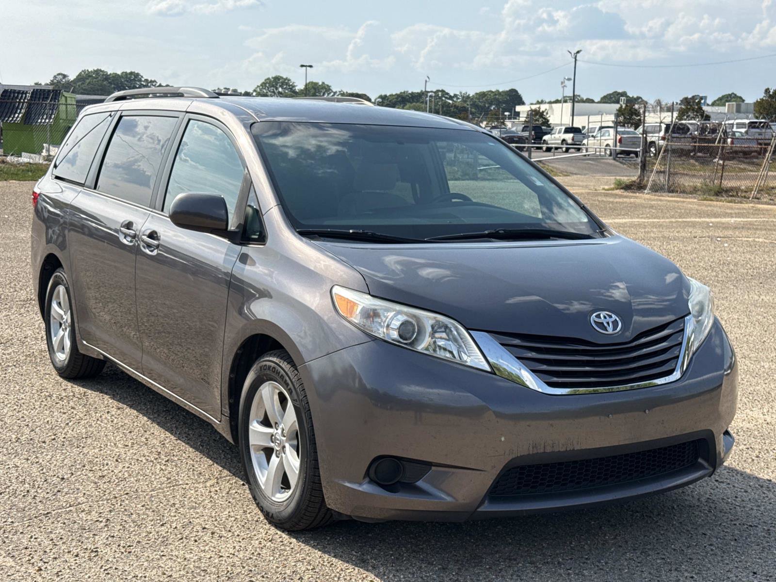 Used 2015 Toyota Sienna LE image 1