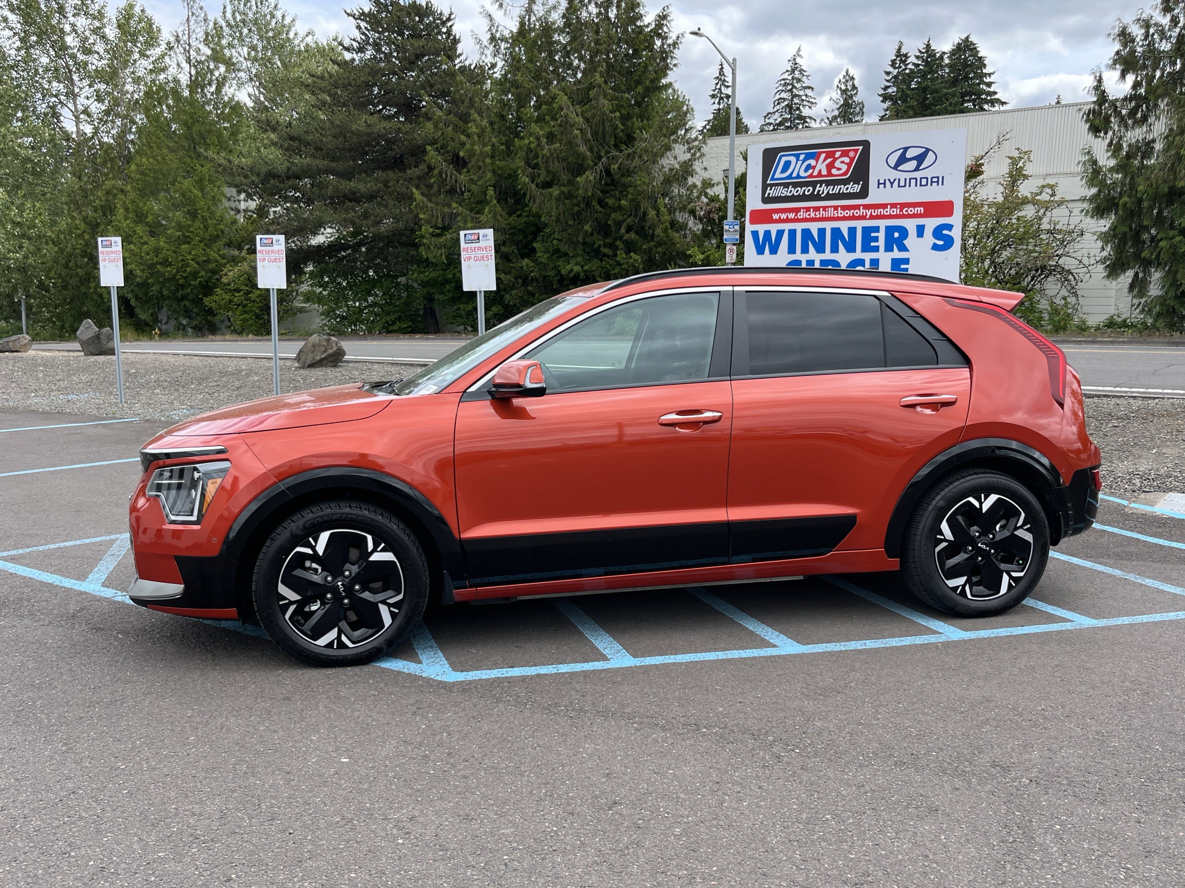 Used 2023 Kia Niro Wave w/ Wave Preserve Package FWD image 2