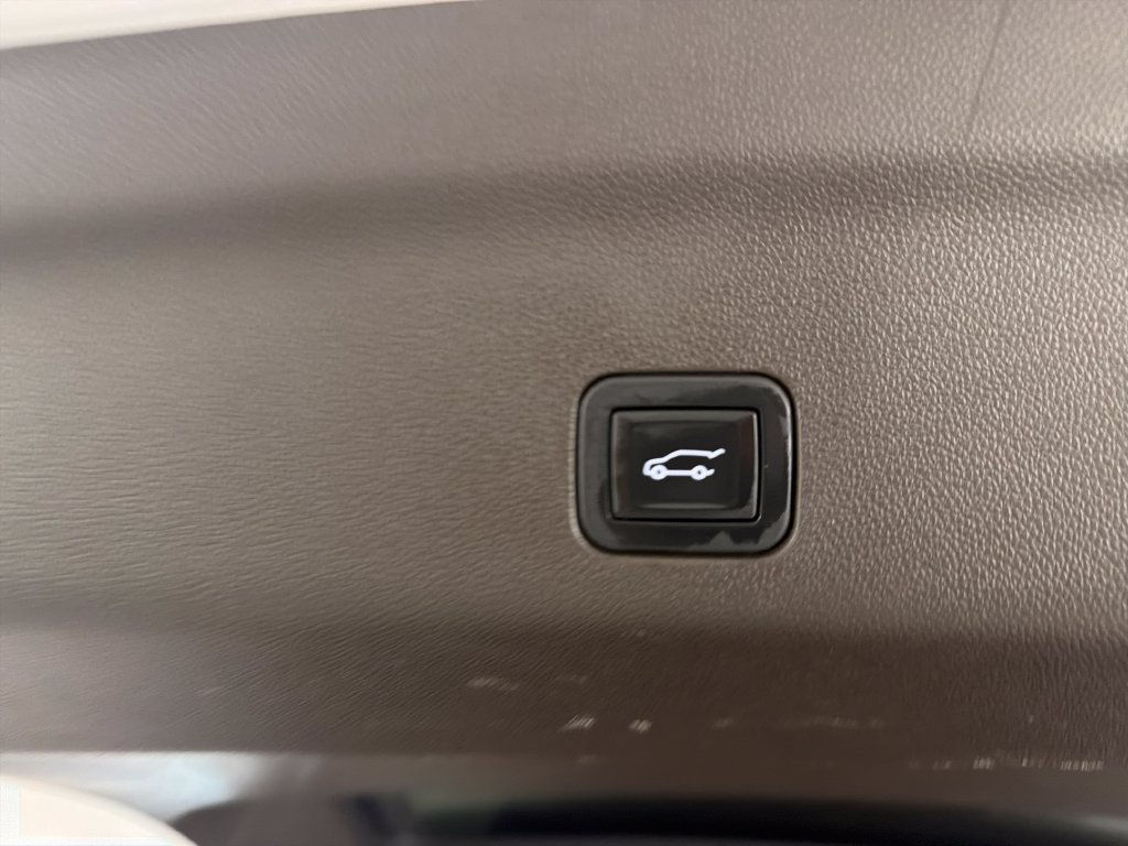 Used 2023 GMC Yukon SLT RWD image 9