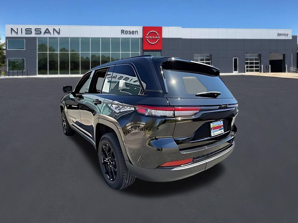 Used 2025 Jeep Grand Cherokee Altitude AWD/4WD image 4