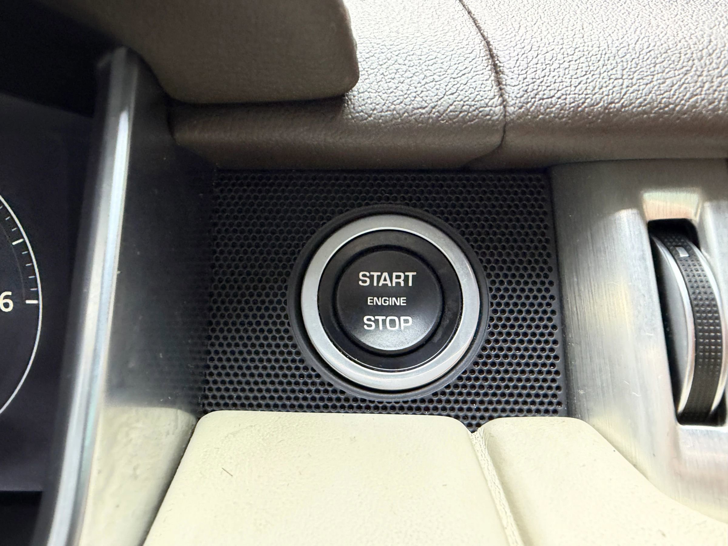 Used 2017 Land Rover Range Rover HSE image 38