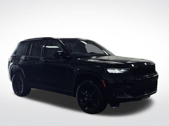 Used 2023 Jeep Grand Cherokee Altitude image 4