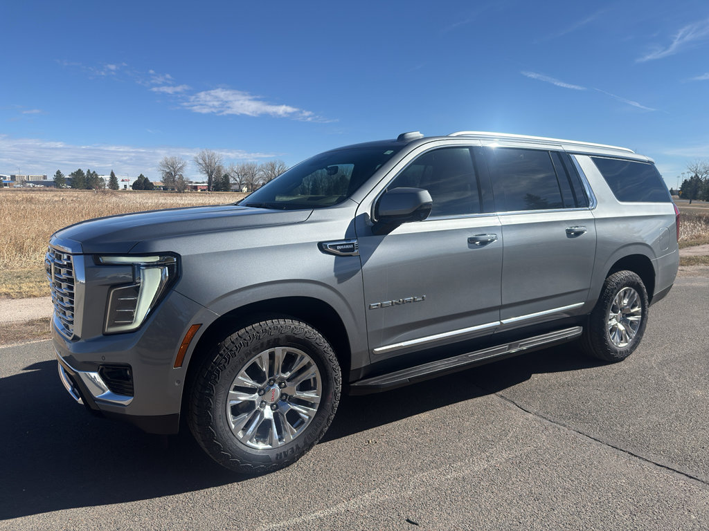 Used 2025 GMC Yukon XL Denali w/ Advanced Technology Package image 2