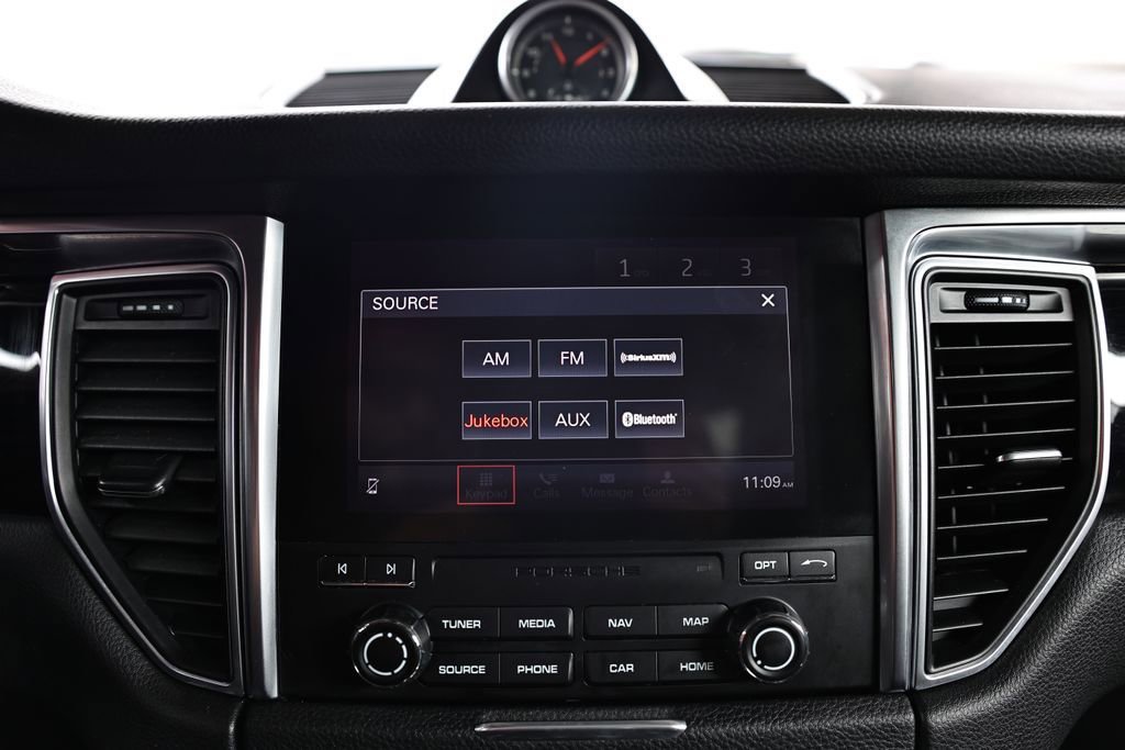 Used 2018 Porsche Macan image 45