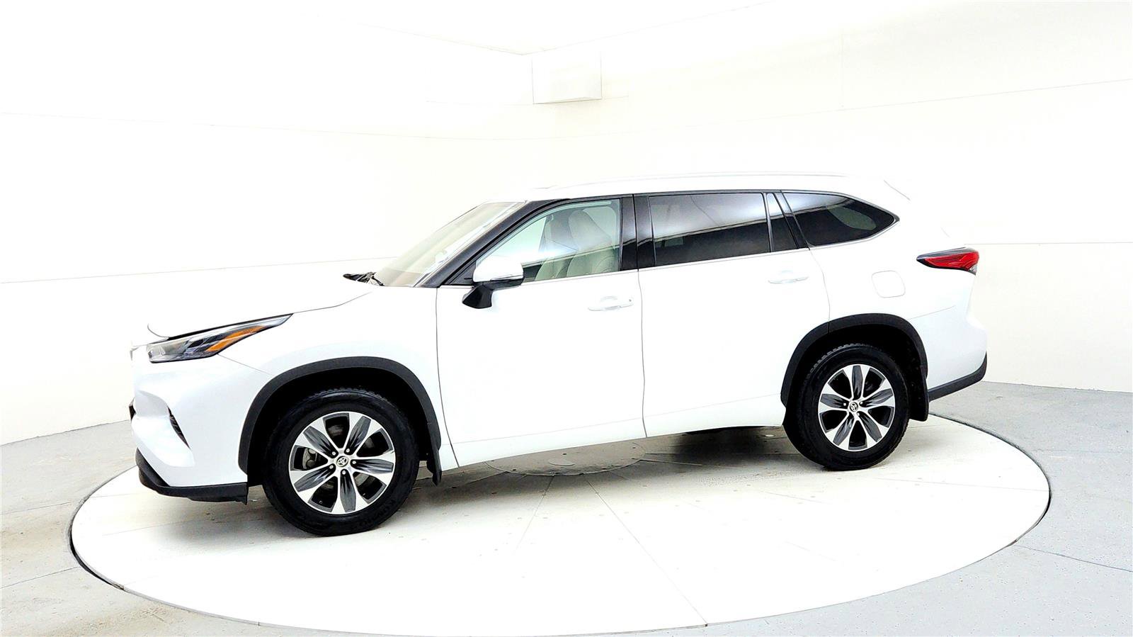 Used 2022 Toyota Highlander XLE image 3