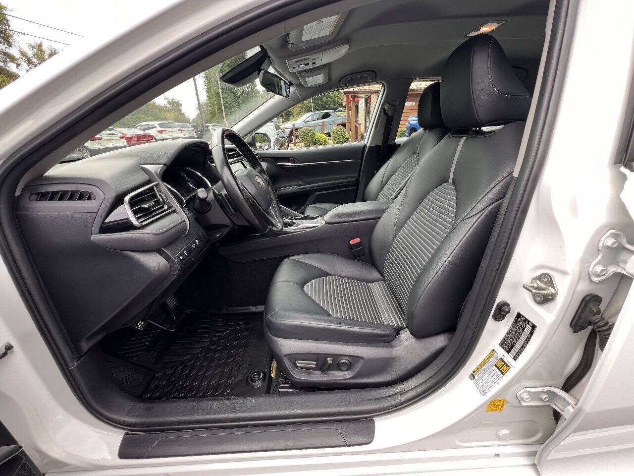 Used 2019 Toyota Camry SE FWD image 12