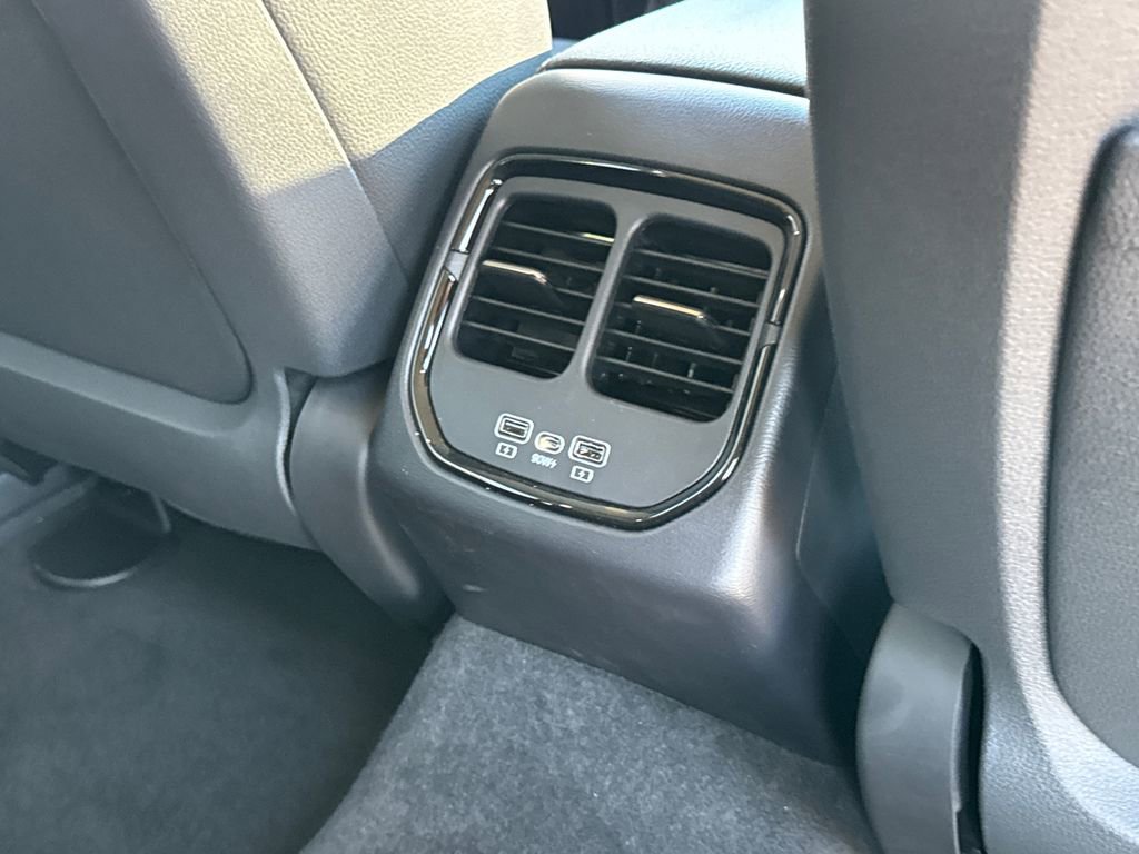 New 2025 VinFast VF 8 Eco AWD/4WD image 16