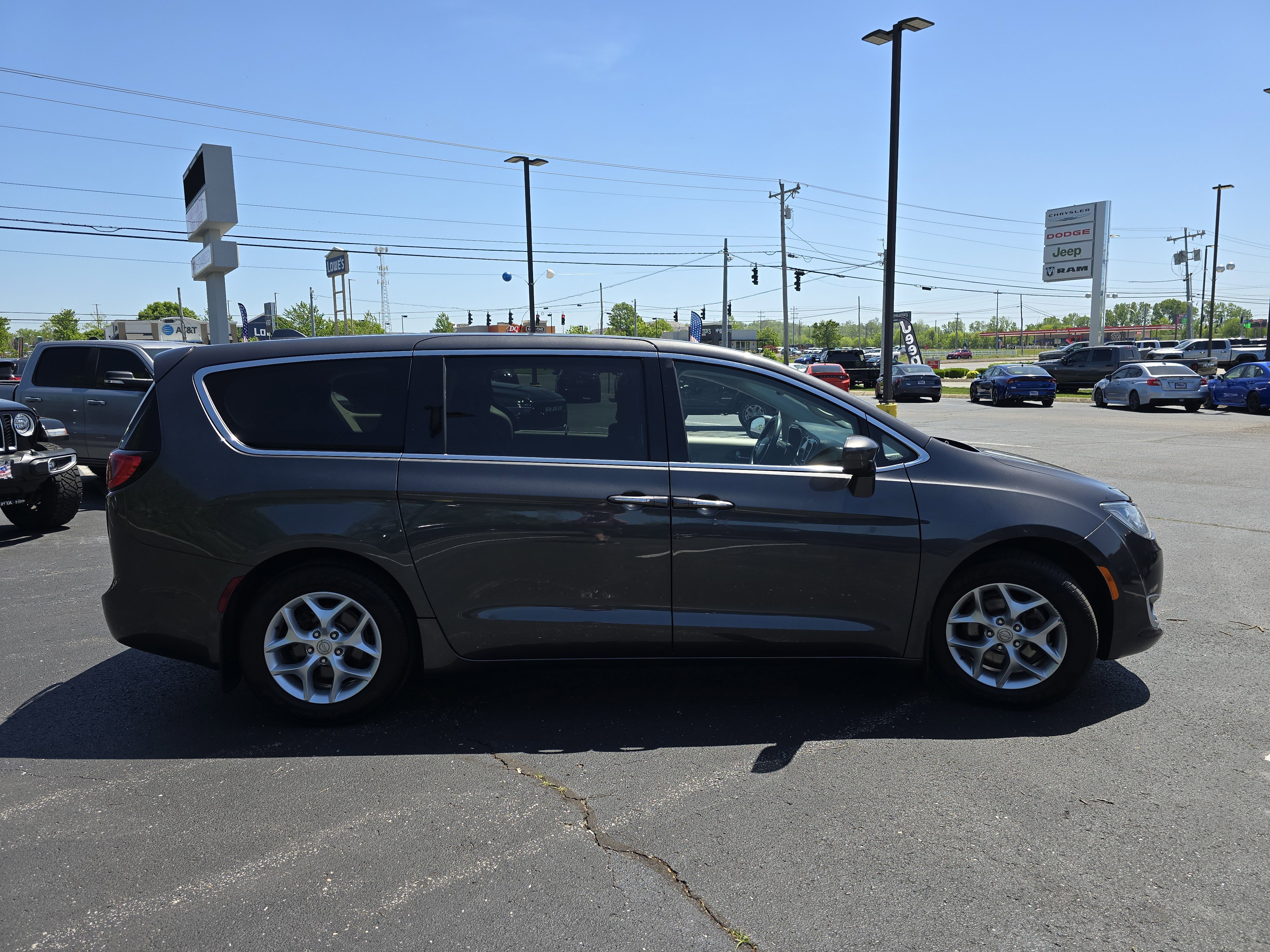 Used 2019 Chrysler Pacifica Touring Plus w/ Tire & Wheel Group FWD image 14