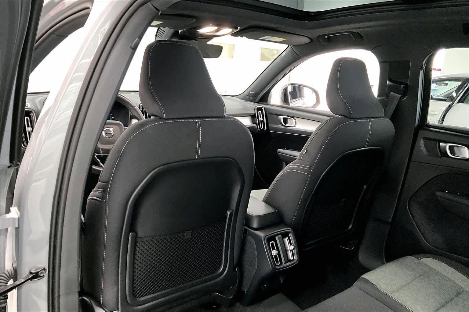 Used 2024 Volvo XC40 B5 Core image 11