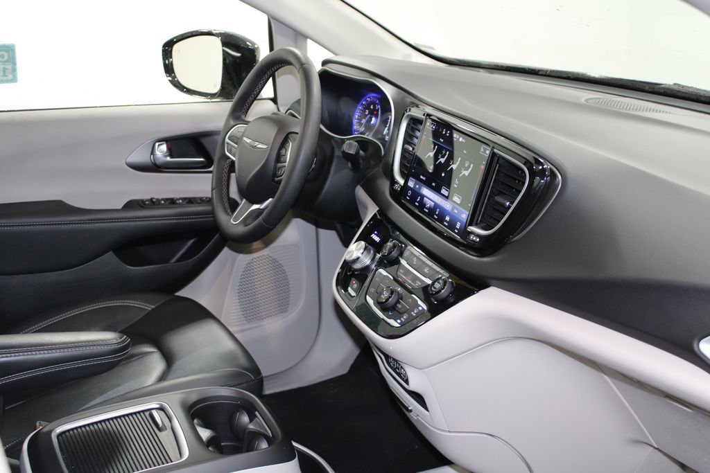 Used 2024 Chrysler Pacifica Touring-L image 29