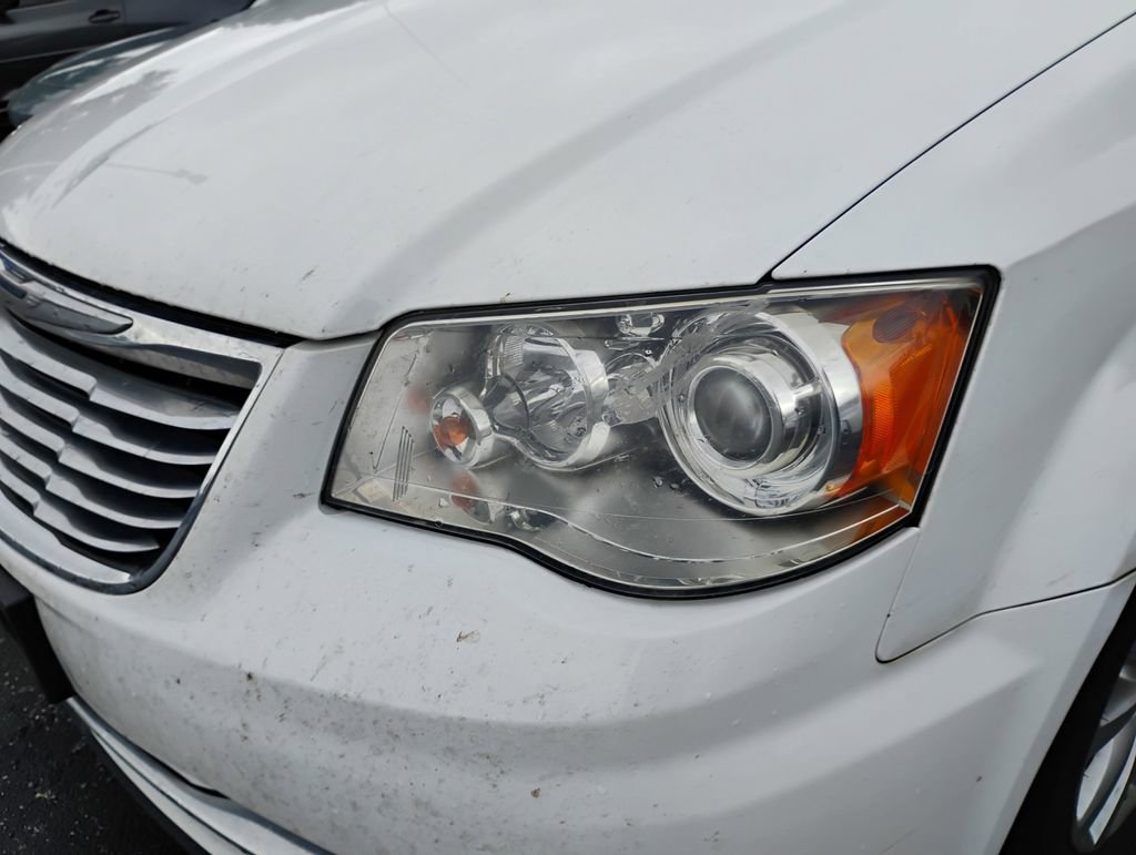 Used 2015 Chrysler Town & Country Limited Platinum image 9